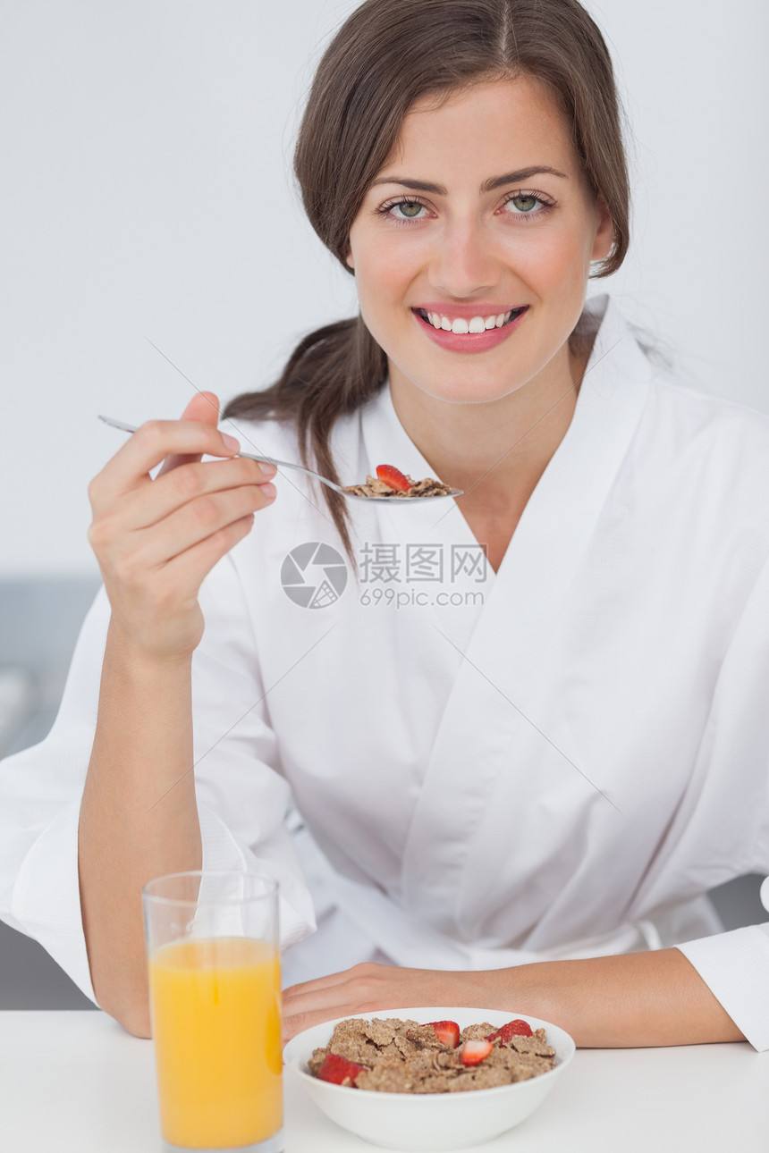 妇女用橙汁和谷类果汁早餐图片