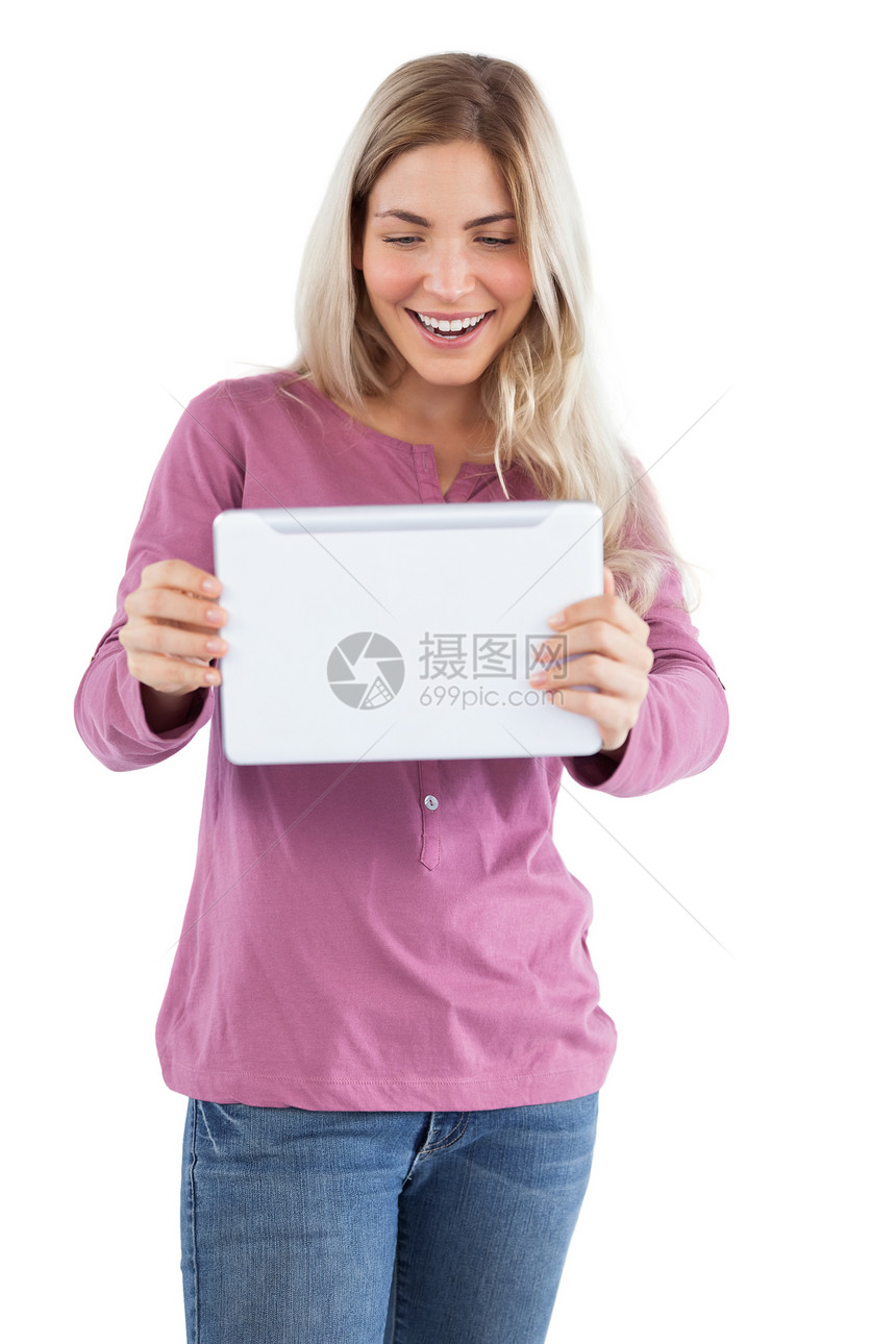 女人看着她的平板电脑技术头发触摸屏金发女性药片金发女郎浅色微笑女士图片