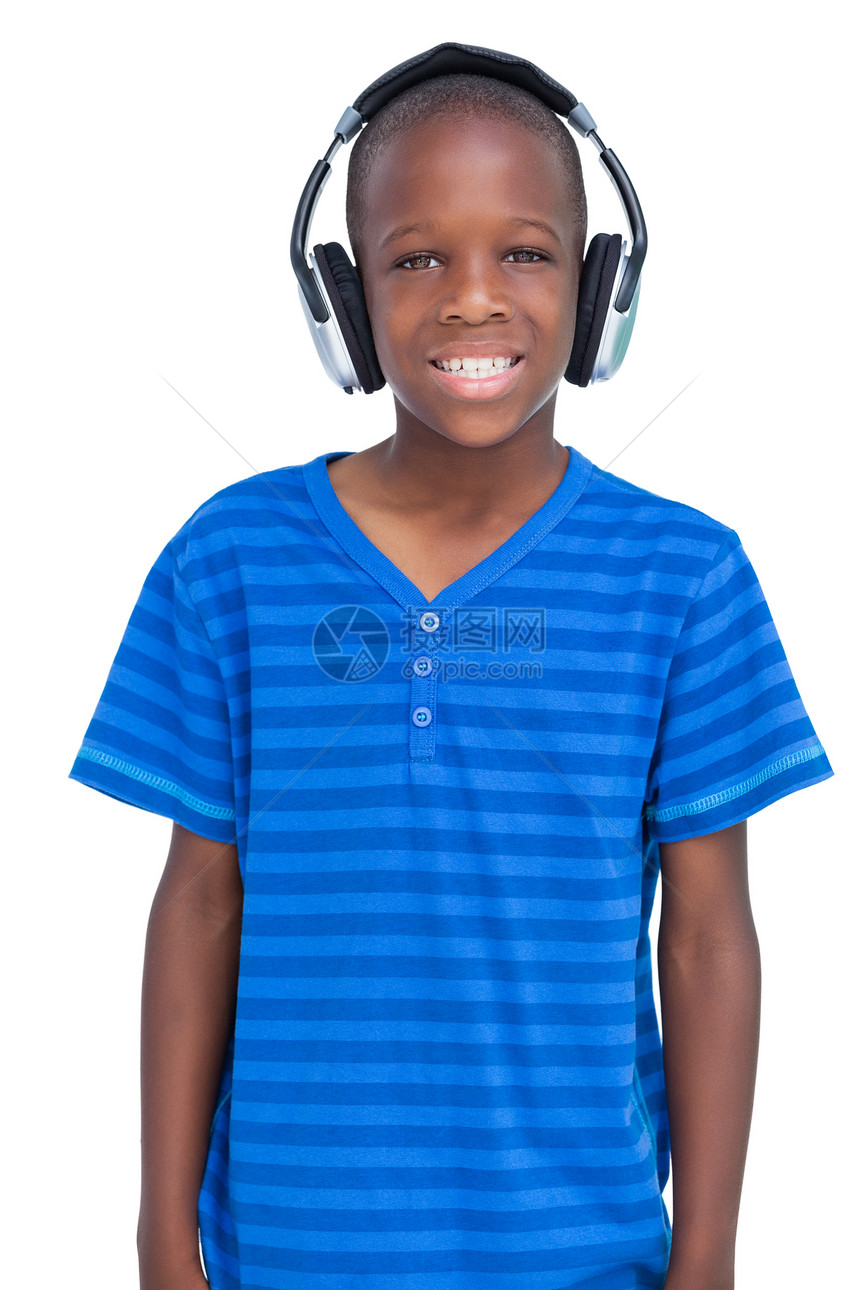 微笑的男孩听音乐快乐男性听力黑色蓝色男生音乐耳机条纹图片