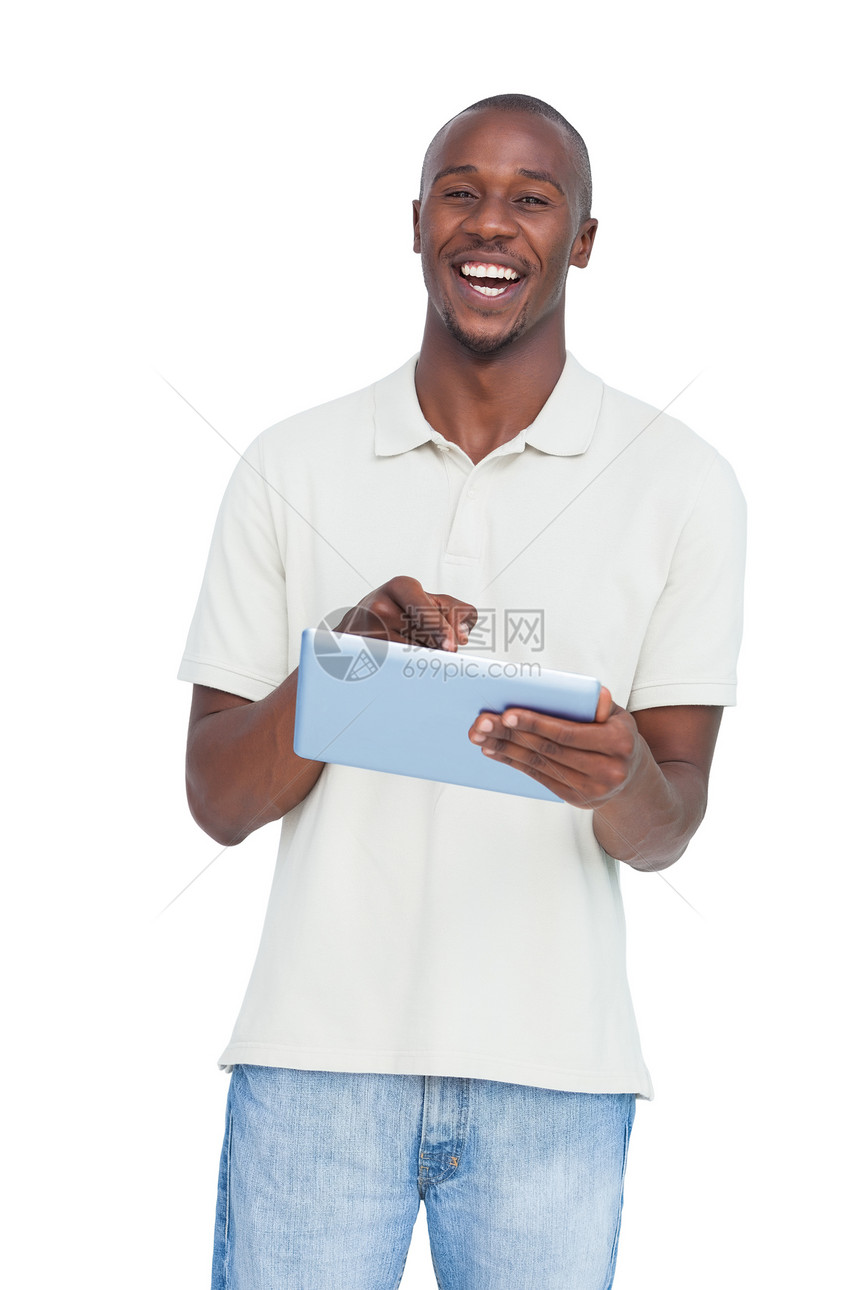 使用平板电脑的笑人快乐滚动男性药片触摸屏微笑男人黑色图片