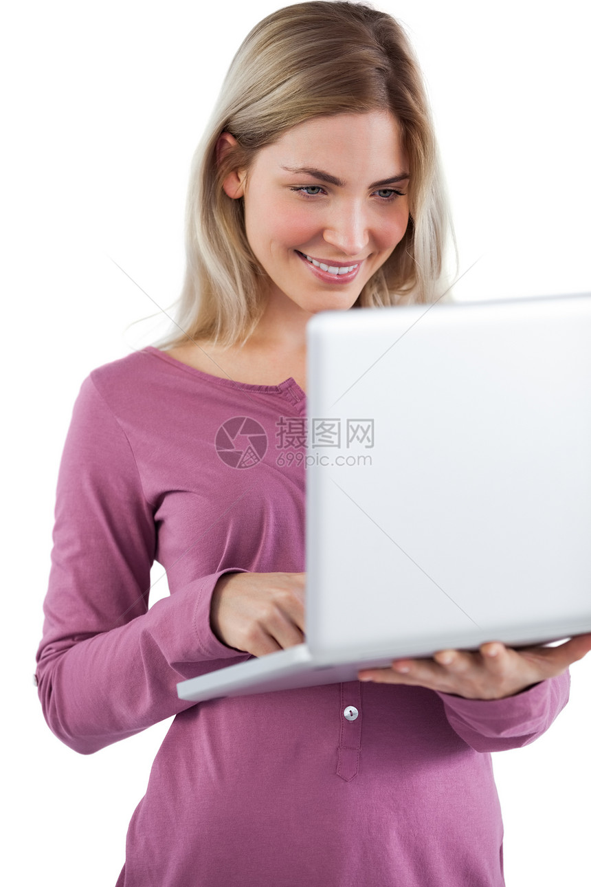 年轻妇女看笔记本电脑女性女士金发女郎快乐长发头发技术微笑浅色金发图片