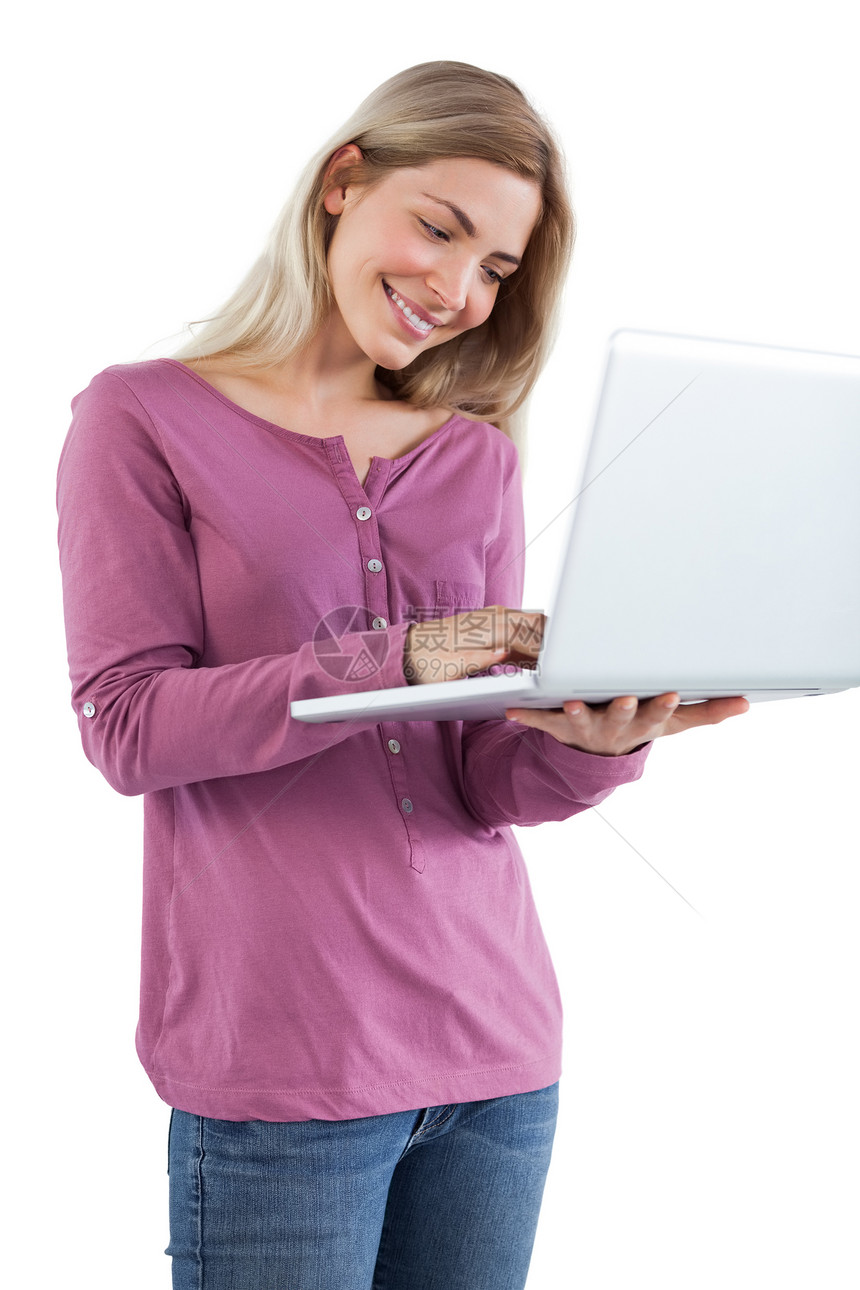 使用笔记本电脑的金发女人长发女性技术女士微笑浅色快乐金发女郎头发图片