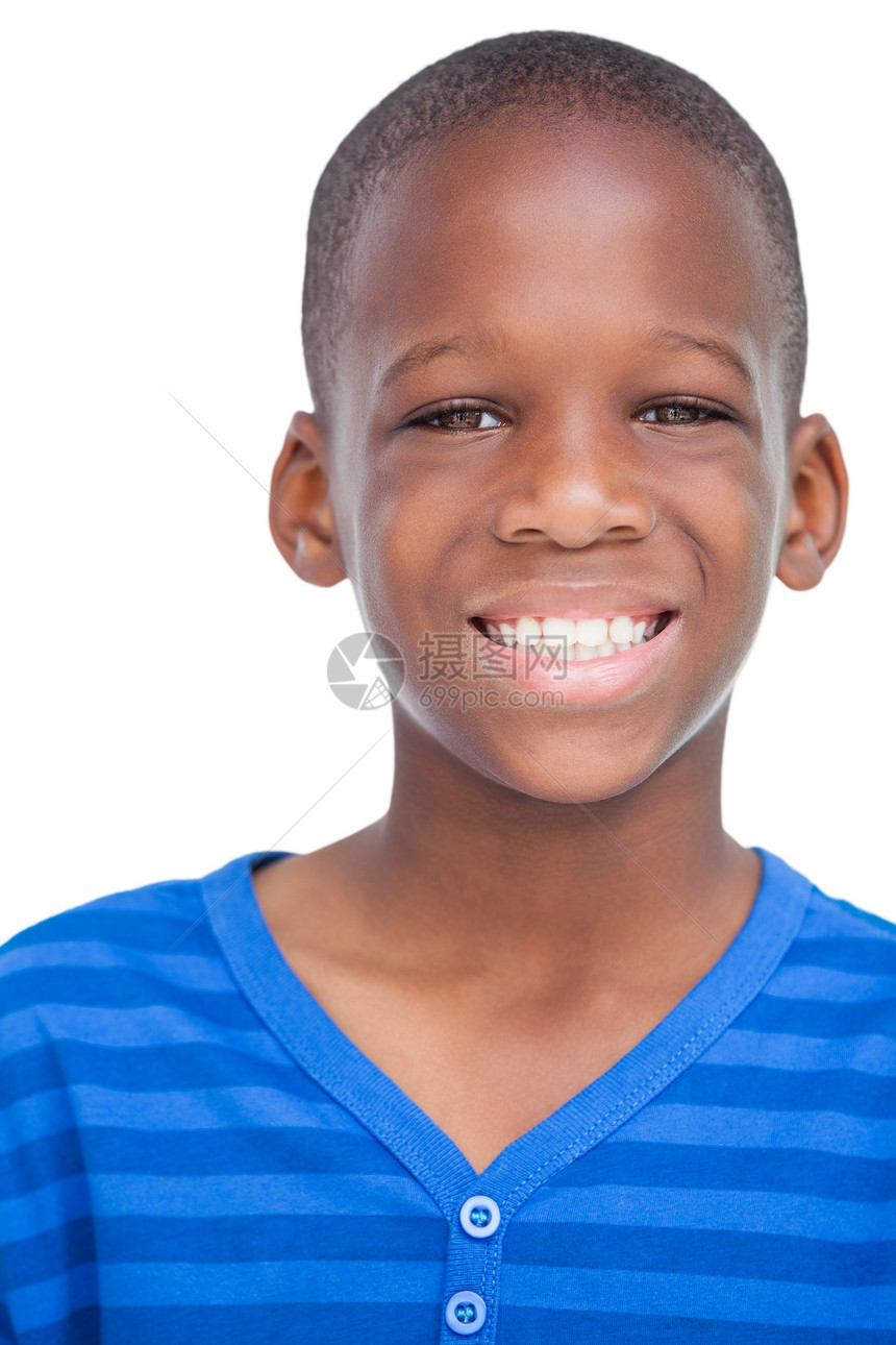 微笑的小男孩的肖像男性黑色男生快乐蓝色条纹图片