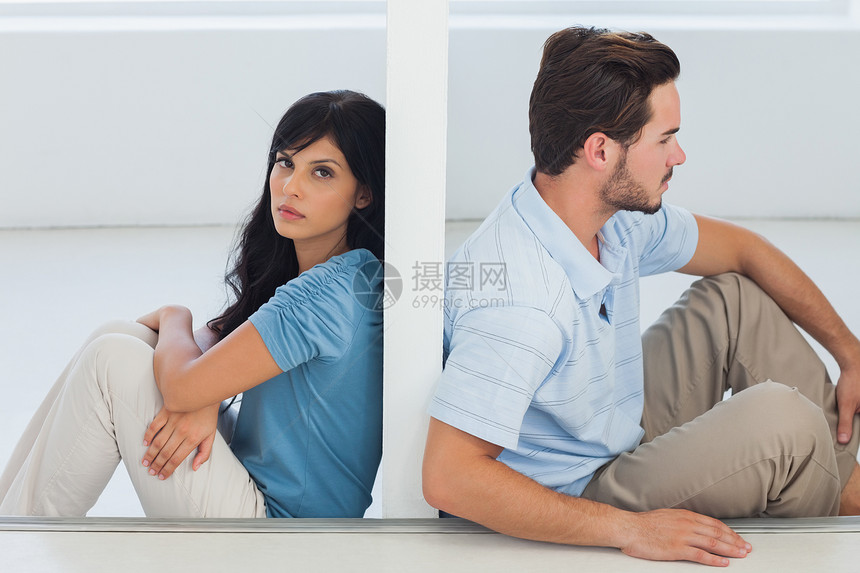 边坐一对夫妇被墙隔开图片