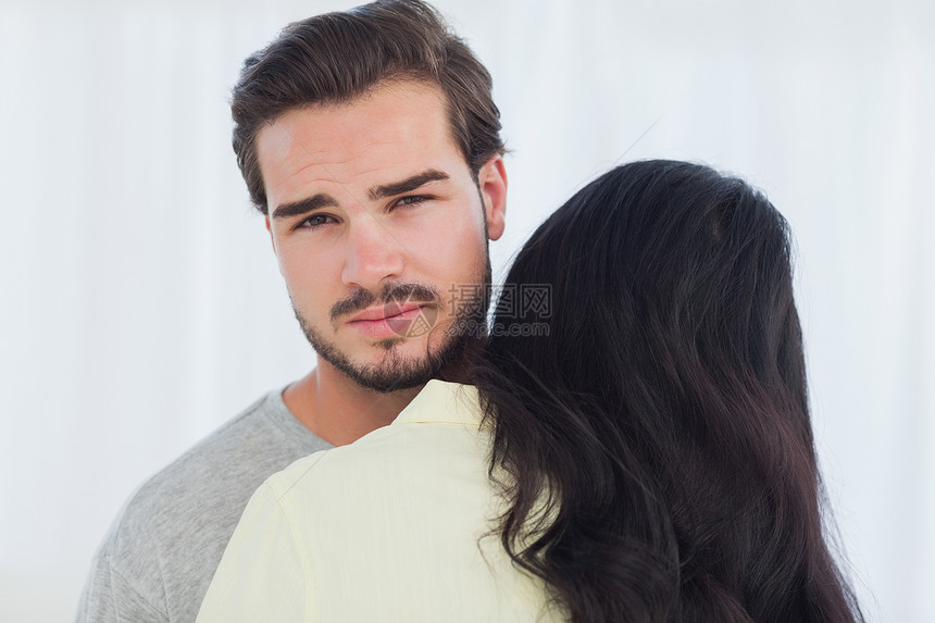 女人给没兴趣的男朋友抱抱图片