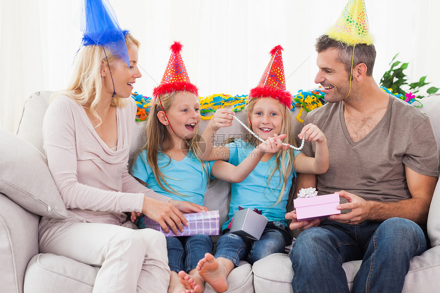 家庭戴帽 庆祝双胞胎生日图片