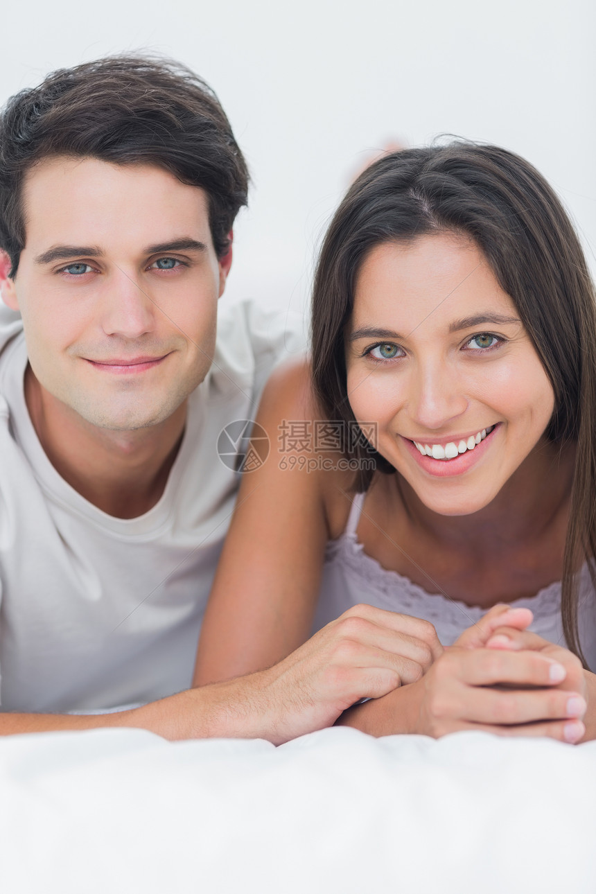 一对躺在床上的情侣公寓卧室女性男性快乐头发房子夫妻睡衣微笑图片