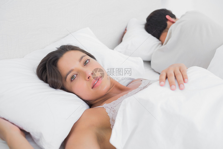 深思熟虑的睡在床上的女人图片