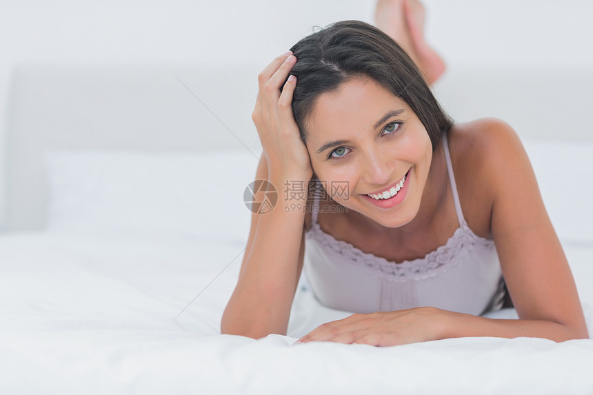 躺在床上放松的美丽女人的肖像图片