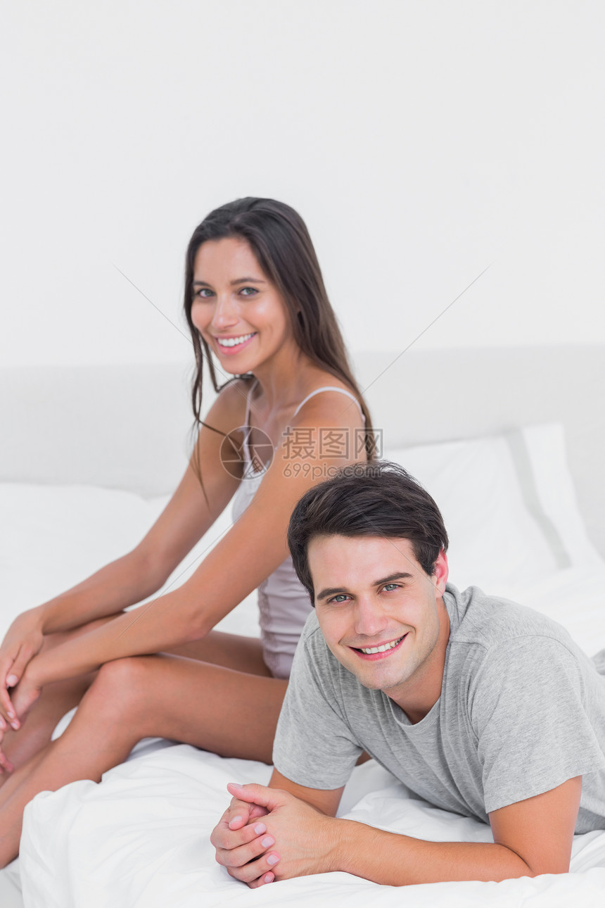 一对夫妇在床上放松的肖像图片