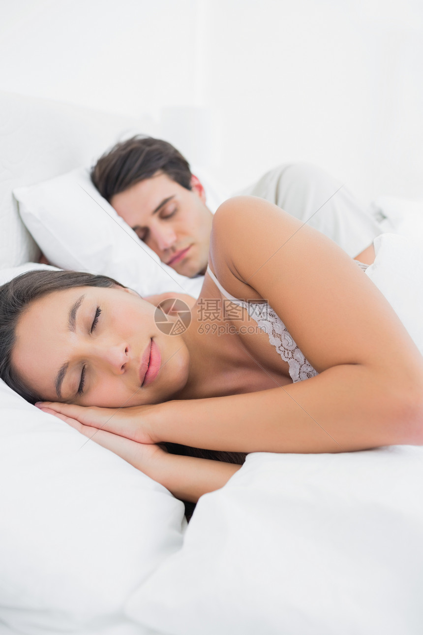 妇女睡在伴侣旁边的妇女图片