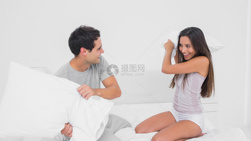 情侣在枕头打架乐趣夫妻睡衣枕头大战男性男人长发感情闲暇公寓图片