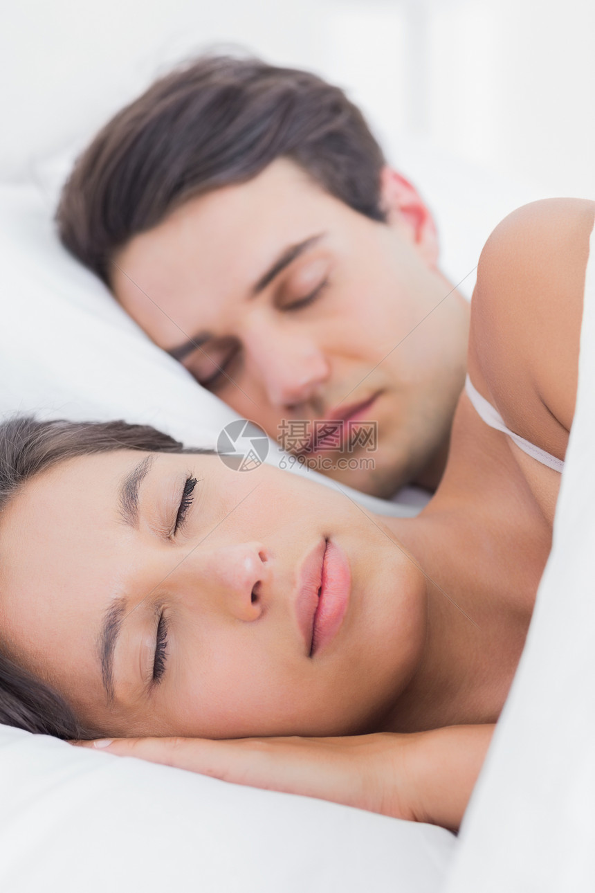 一个美女的肖像 睡在她的伴侣旁边图片
