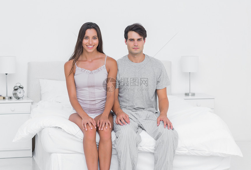 坐在床上的一对夫妇的肖像图片