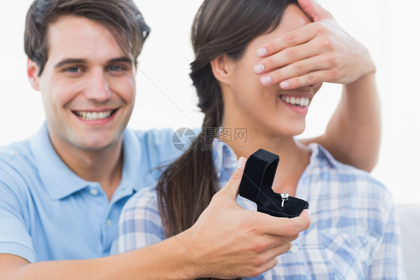 男人隐藏着女友的眼睛 向她提供订婚服务图片