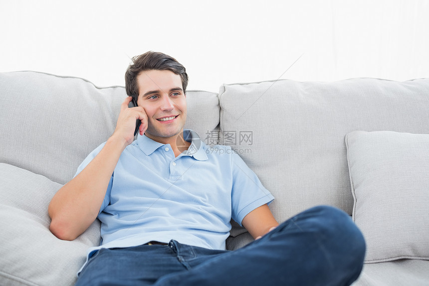 男人在电话上聊天休息室沙发公寓短发住所头发男性棕色微笑长椅图片