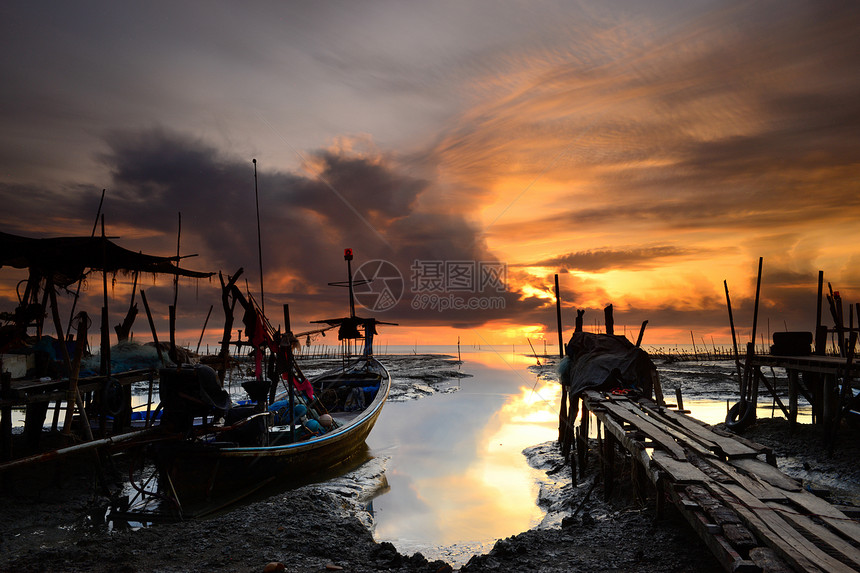 具有日出背景的渔船天空反射港口海岸太阳风景钓鱼海洋图片