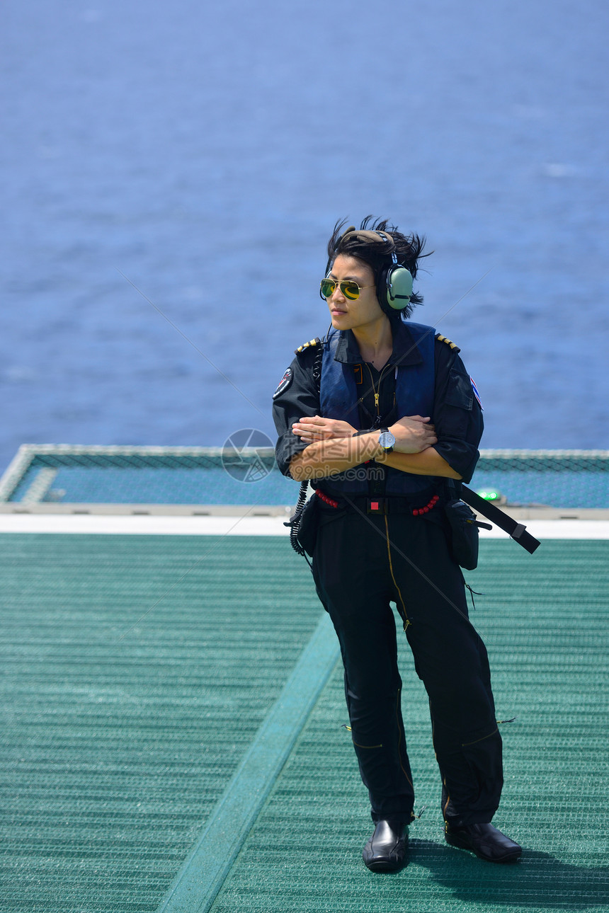 海上石油钻井机上有亚洲女性离岸直升机驾驶员图片