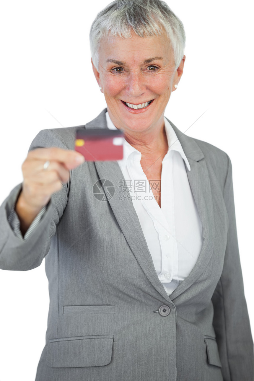 快乐的女商务人士展示她的信用卡图片