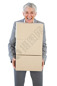 手持重纸板盒的微笑女商务人士高清图片