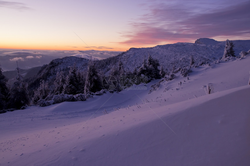 冬季日落暴风雪天空首脑公园环境场景季节假期旅行云杉图片