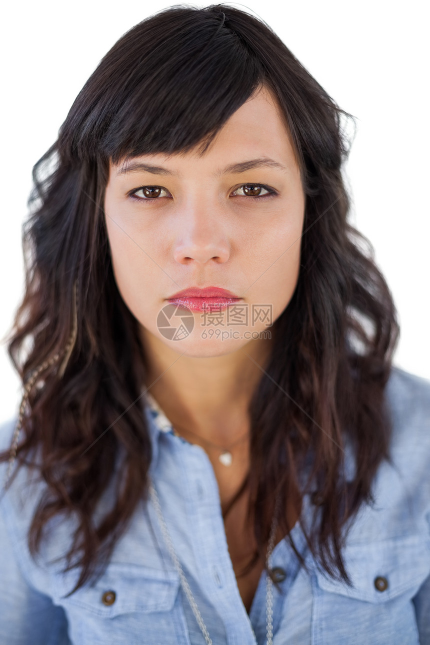 一名严重年轻女子的肖像女性棕色黑发衬衫女士卷发牛仔布边缘刘海头发图片