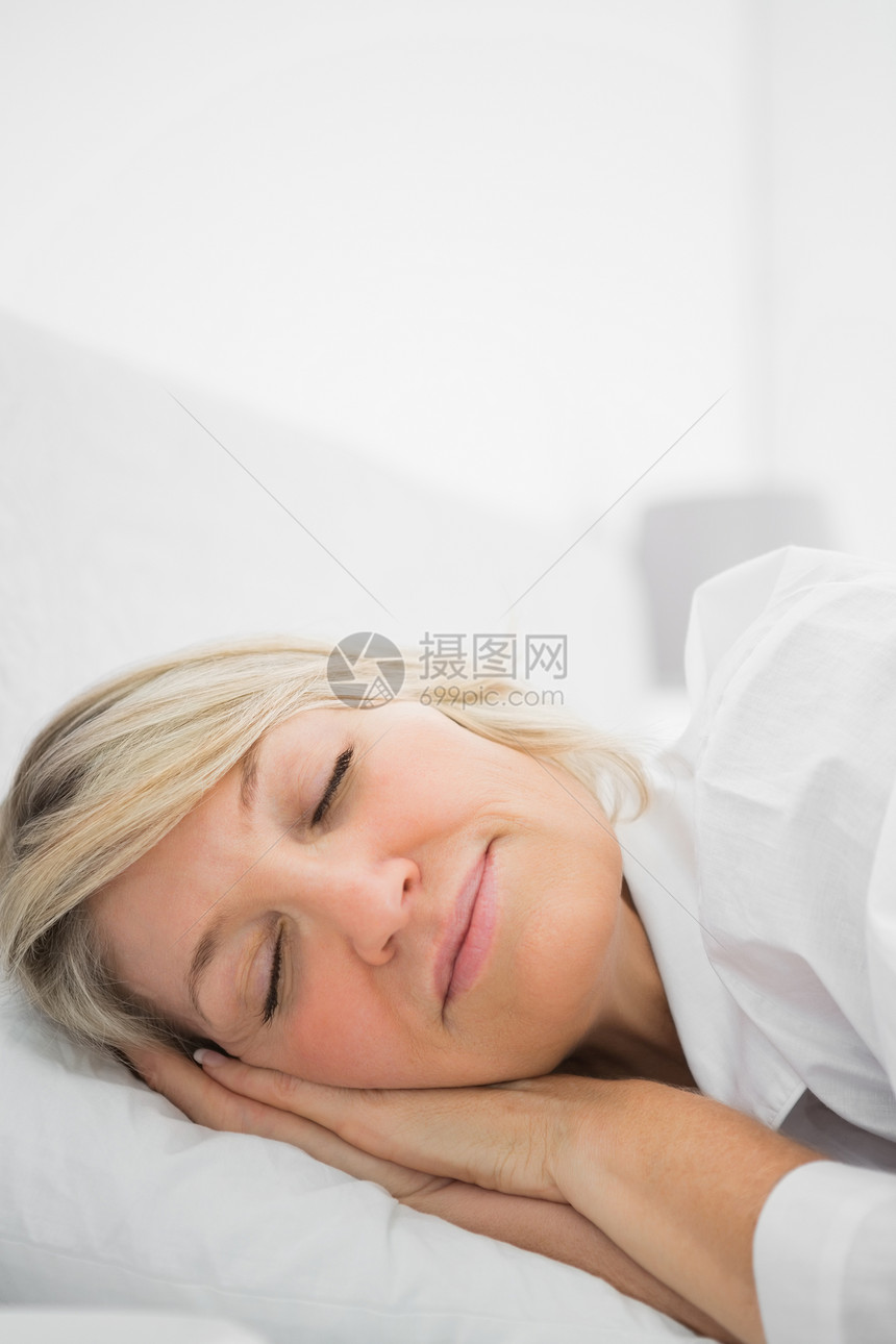 睡着的金发女人羽绒被住所浅色头发短发快乐家庭坐垫房子微笑图片