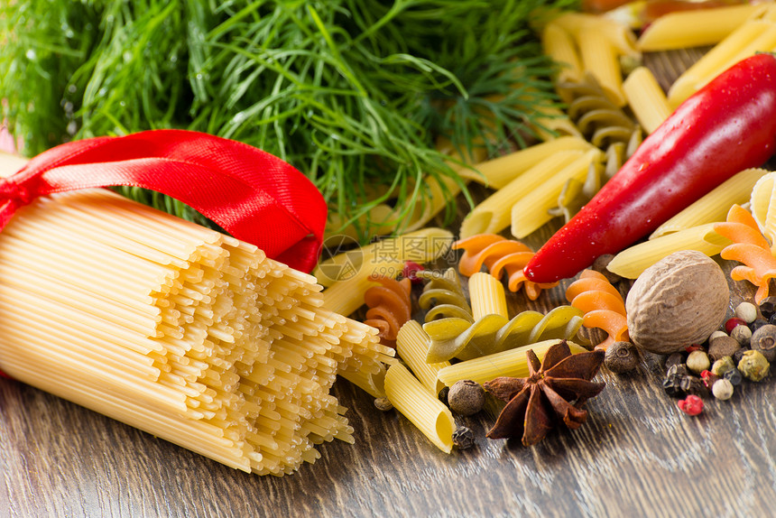 意大利意大利意面和蔬菜古董饮食烹饪胡椒沙拉胸部香料辣椒桌子美食图片
