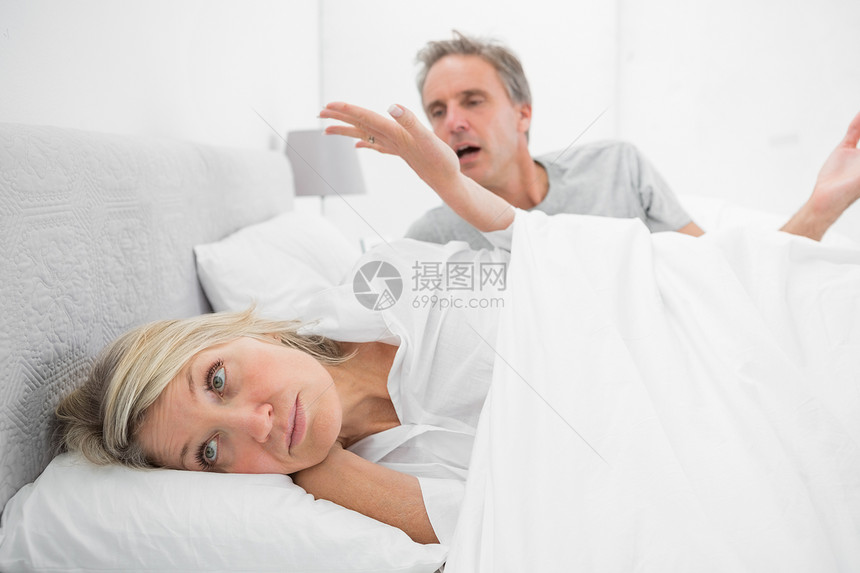 女人在床上打架时拒绝倾听伴侣的心声图片