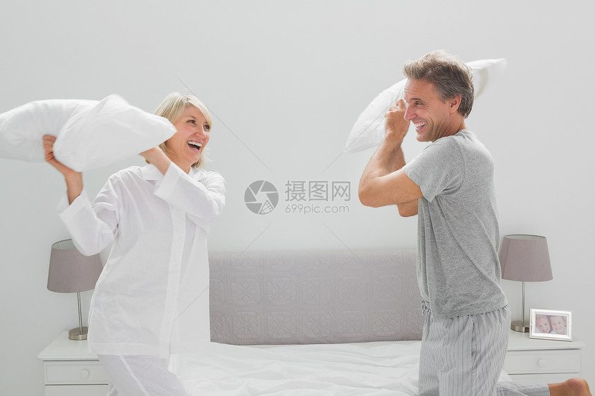 情侣在枕头打架金发女郎公寓头发短发感情幸福亲密感住所斗争女士图片