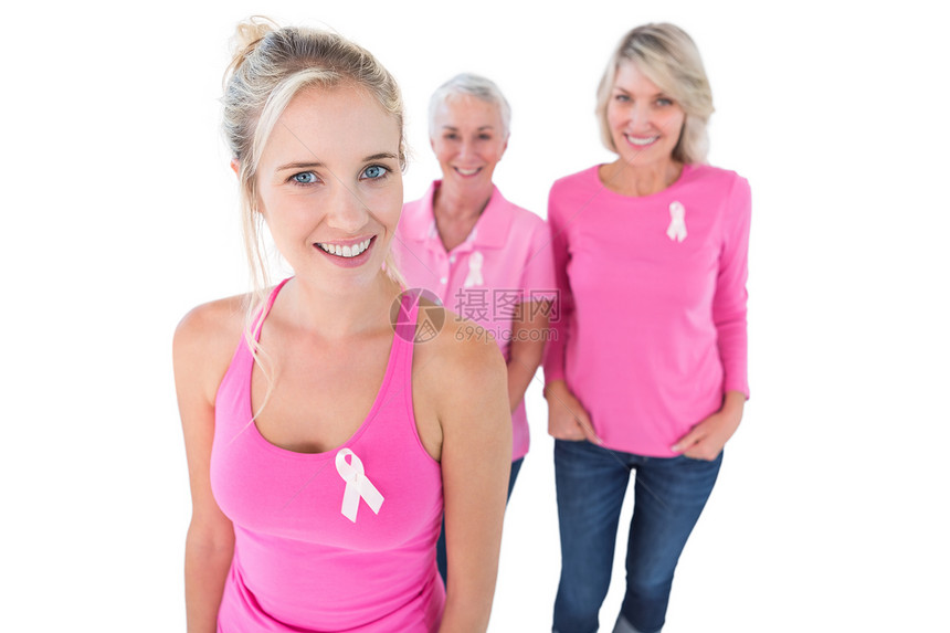 三代妇女穿着粉红色顶部和乳腺癌 r/图片
