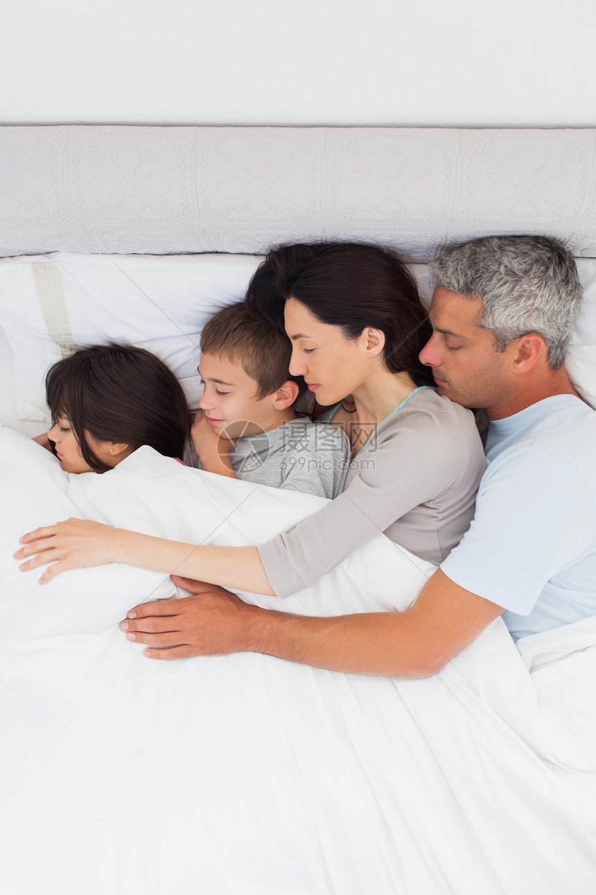 美丽的家庭一起睡在床上图片