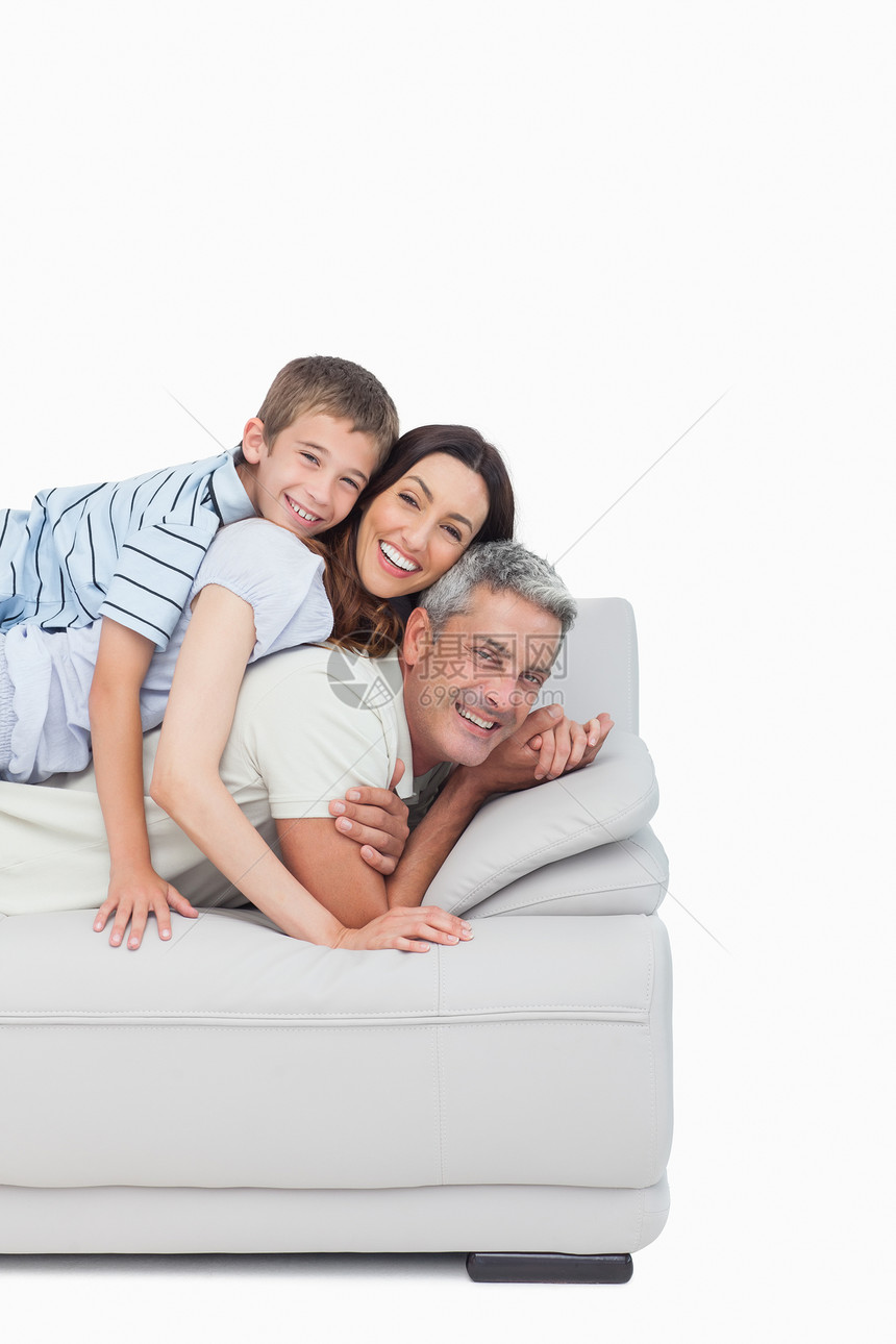 小男孩躺在他父母的沙发上图片