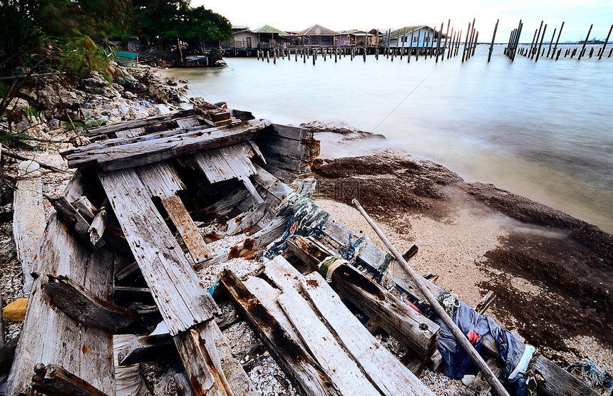 海滩上的沉船破坏木船热带悲伤运输旅行天空垃圾海景海洋图片