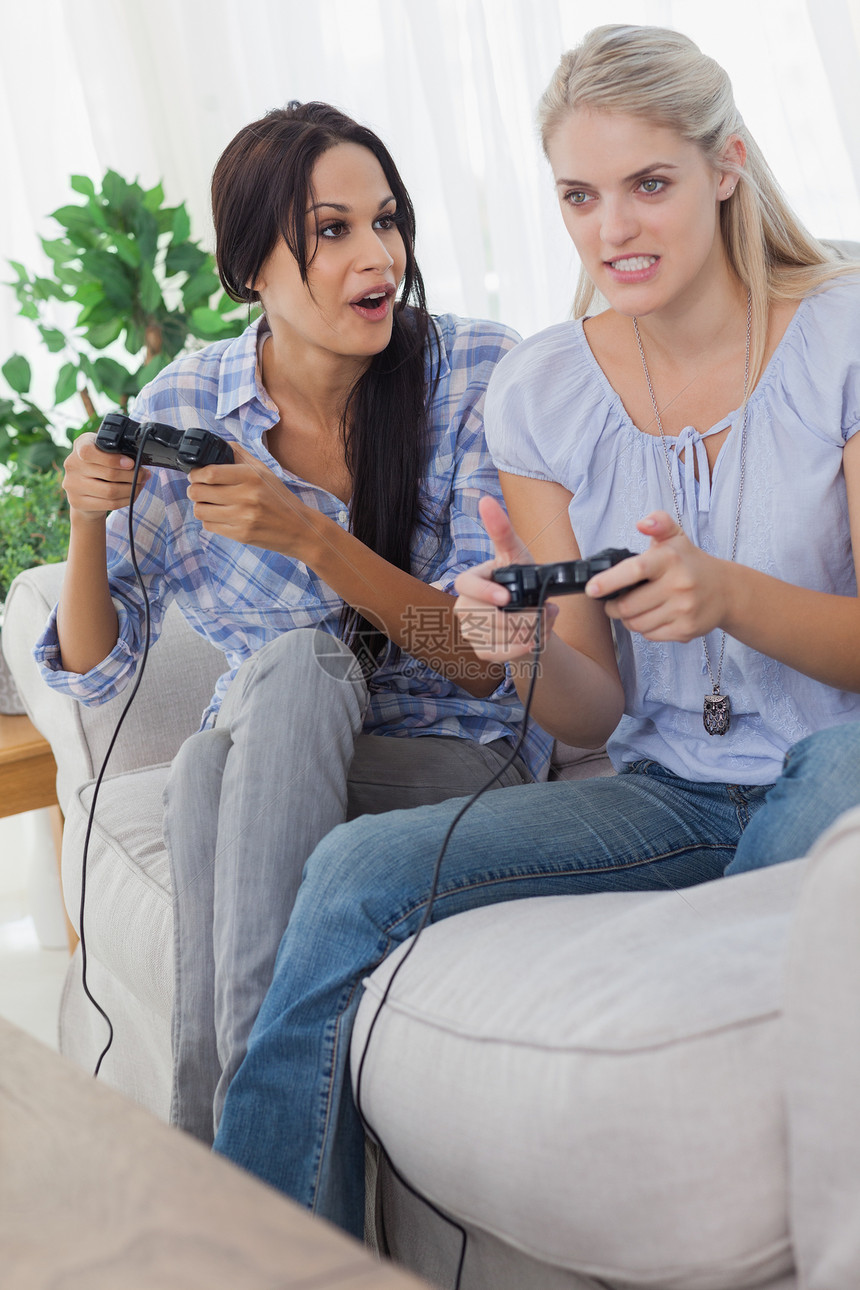 年轻朋友玩电子游戏和玩乐的年青朋友图片