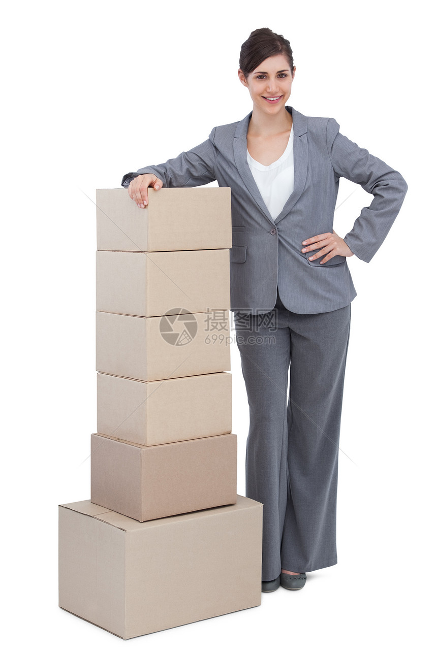 手持纸板盒的微笑女商务人士商务公司头发快乐套装女性女士人士棕色倾斜图片