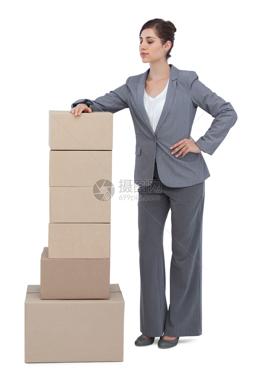 自信的女商务人士用纸板箱冒牌图片