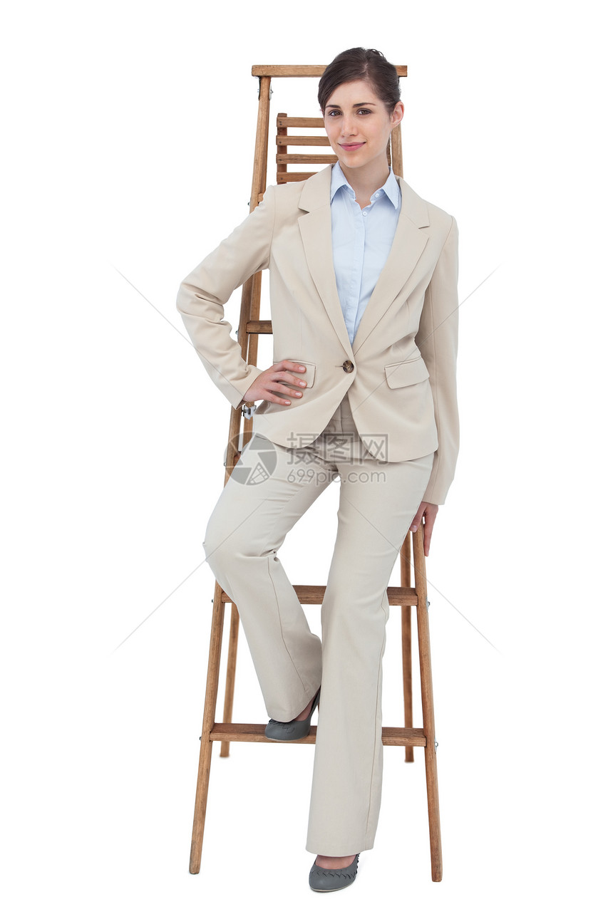 职业阶梯上的女商务人士图片