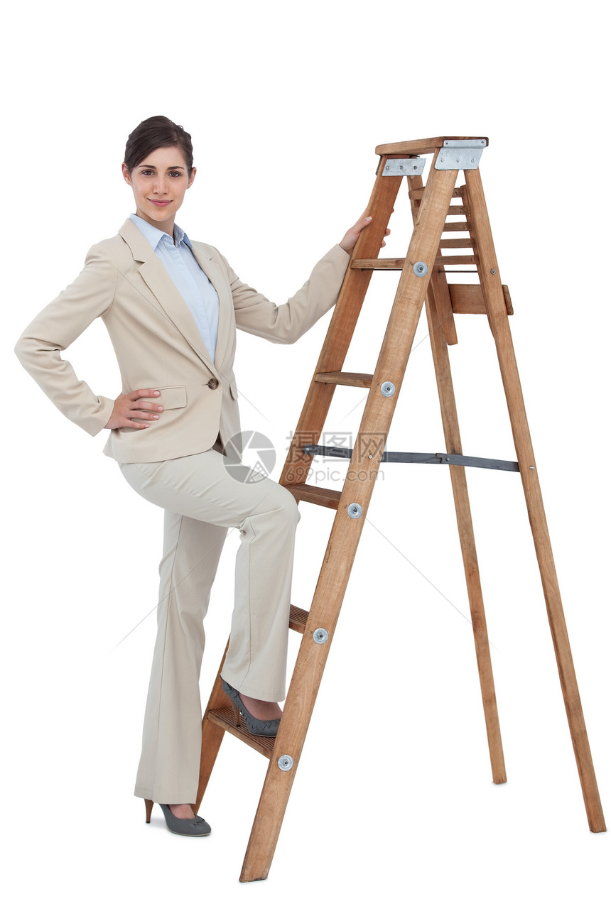 微笑的女商务人士攀上职业阶梯图片