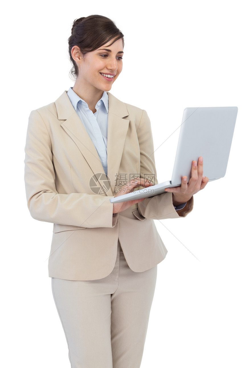用笔记本电脑向年轻女商务人士微笑图片