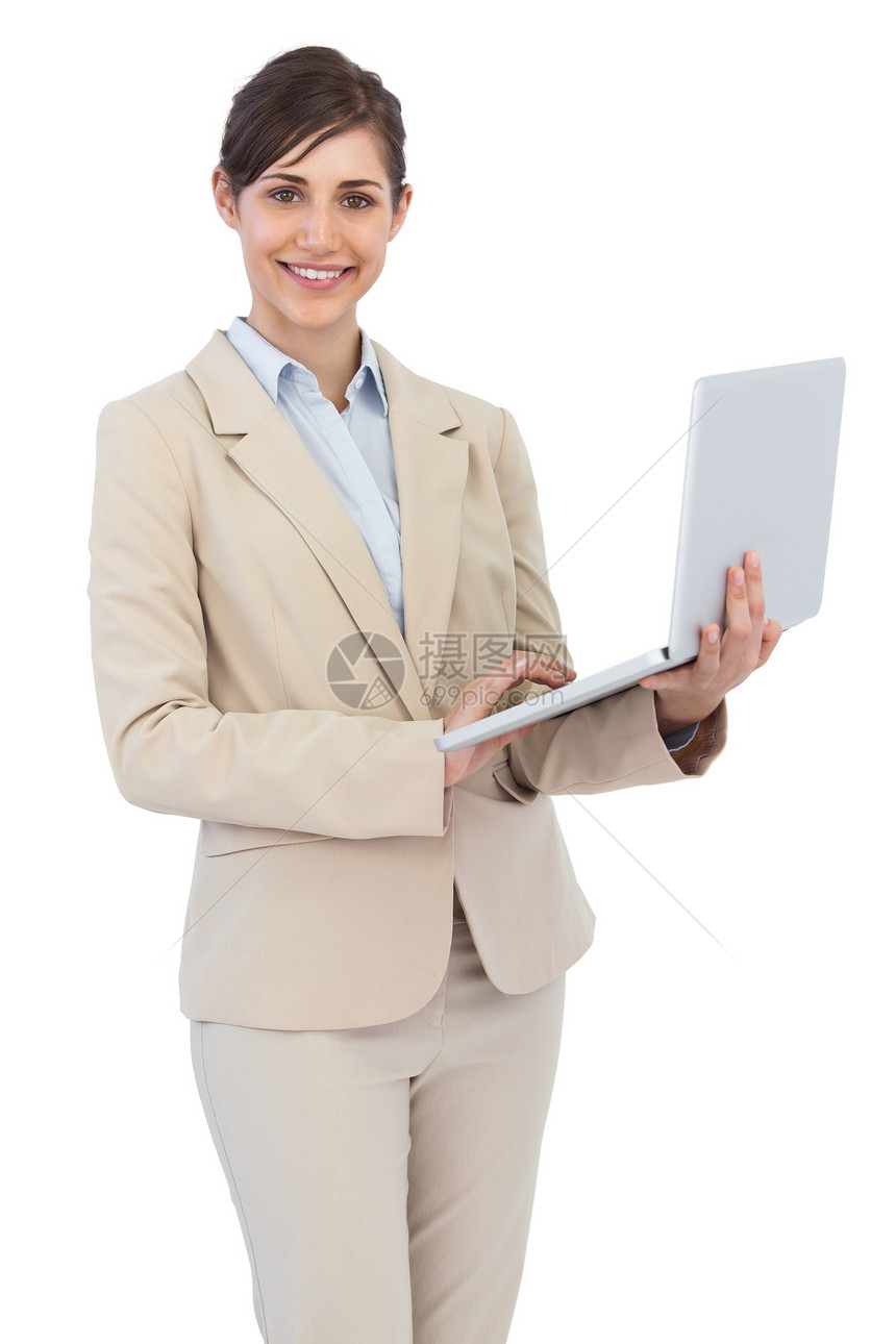 手持笔记本电脑的年轻女商务人士微笑图片