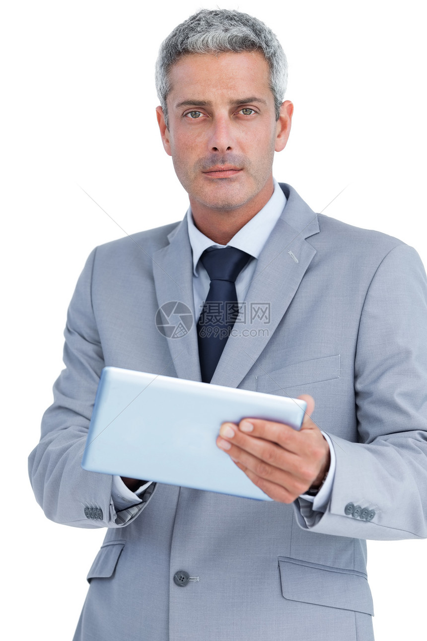 使用数字平板电脑的严肃商务人士男人衬衫领带公司人士滚动商业头发套装触摸屏图片