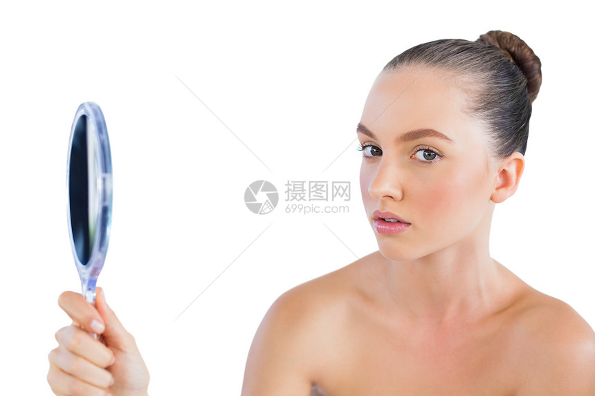 年轻女性照镜子棕色护理虚荣手镜头发皮肤黑发图片