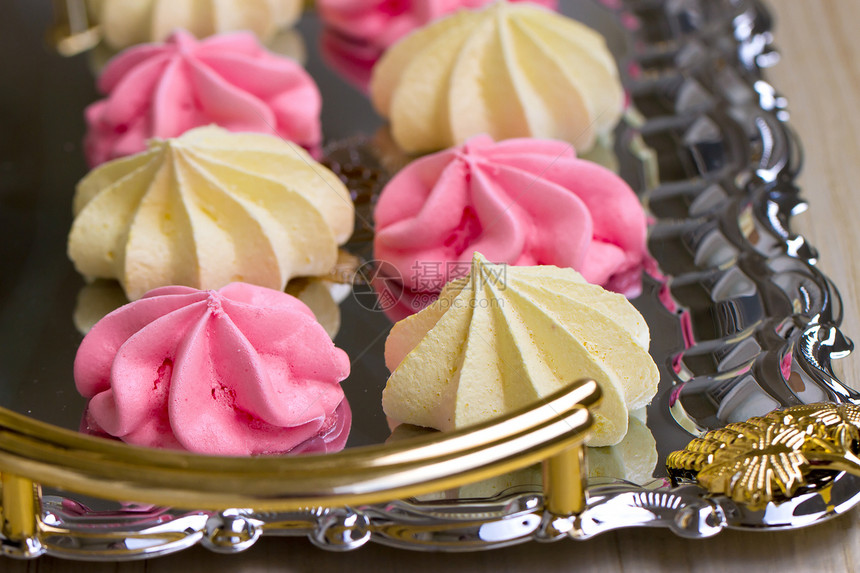 梅林盖托盘糕点烹饪糖果食物黄色桌子粉色蛋糕杏仁奶油图片