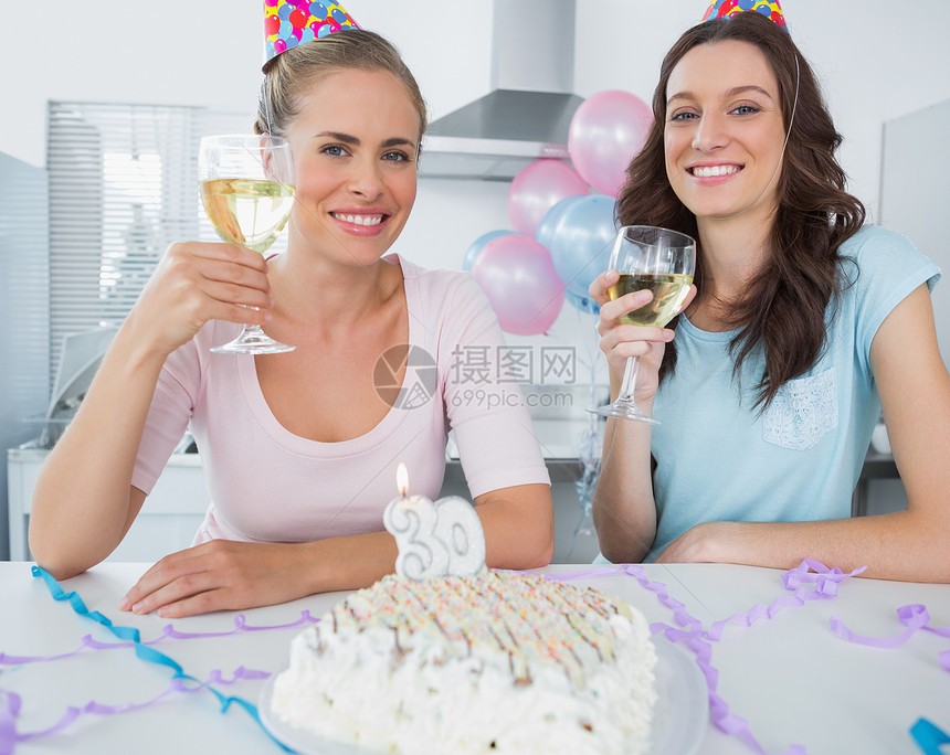 欢笑女人的生日祝酒会图片