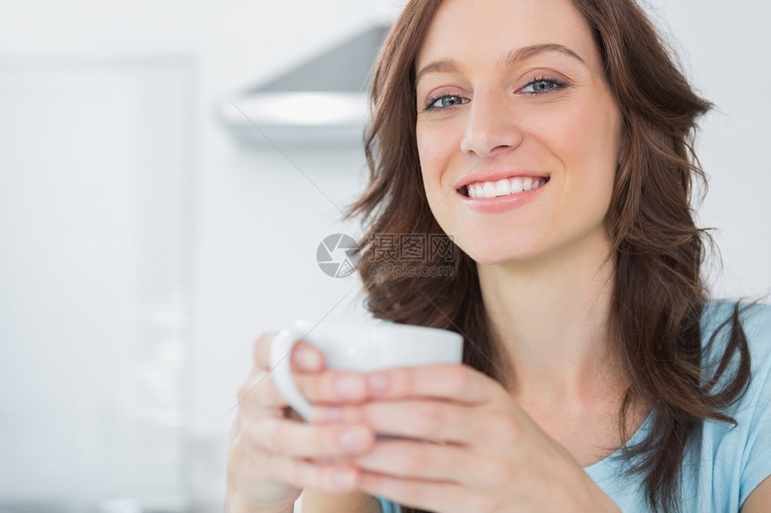 美满的黑发美女 喝着咖啡图片