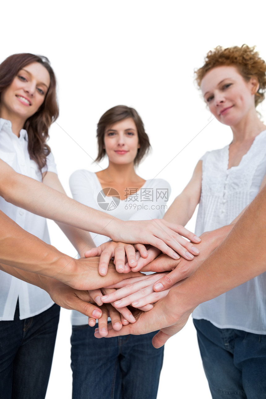 和平妇女携手围为一圈图片