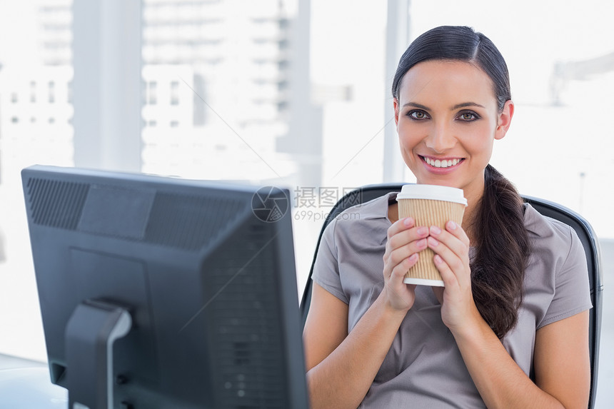 享受有吸引力的女商务人士喝咖啡快乐图片