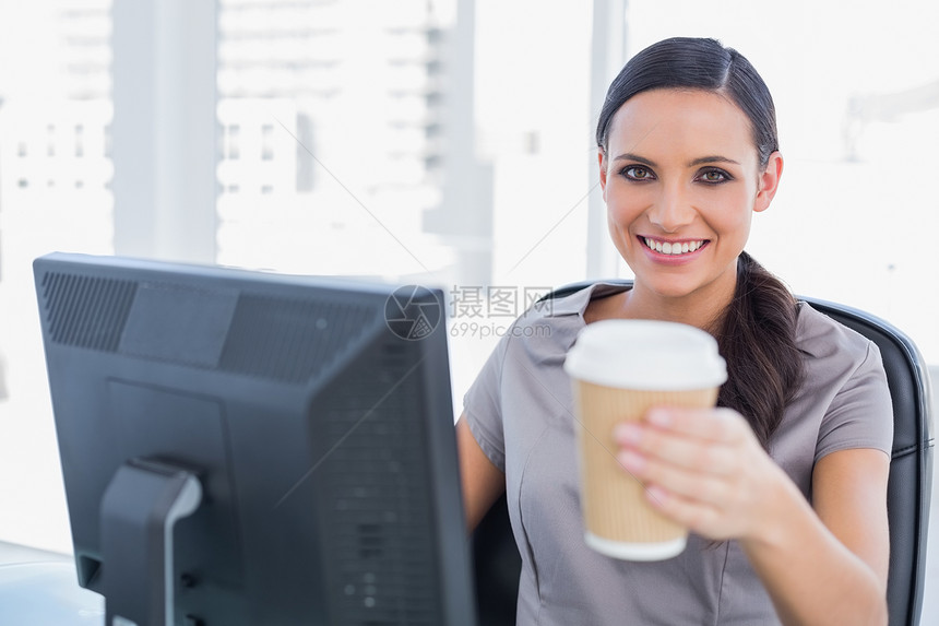 提供咖啡的有吸引力的商业妇女图片