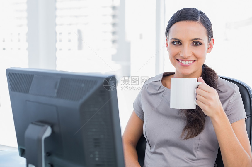 喝茶的有吸引力的女商务人士图片